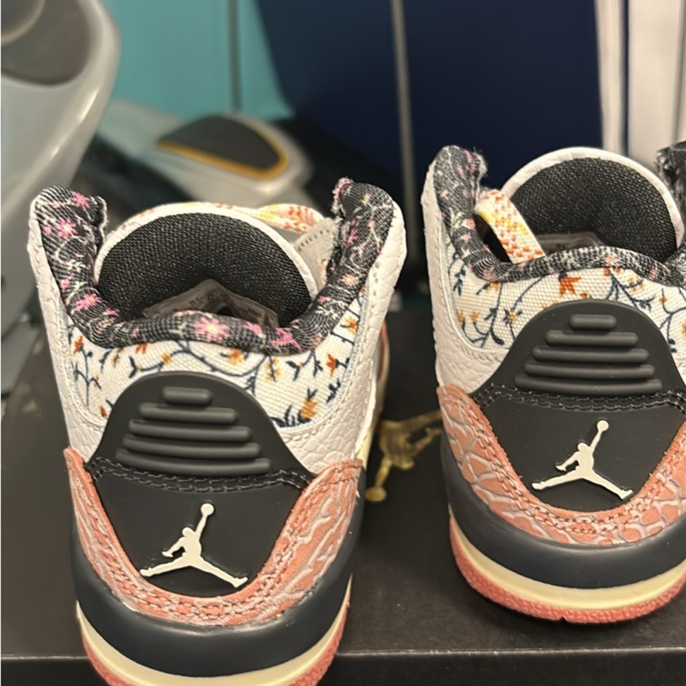 Jordan 3 Retro Kids Shoes - White and Red - Picture 2 of 4